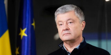 Понад 30% українців вважають санкції проти Порошенка відволіканням уваги від фронту — опитування