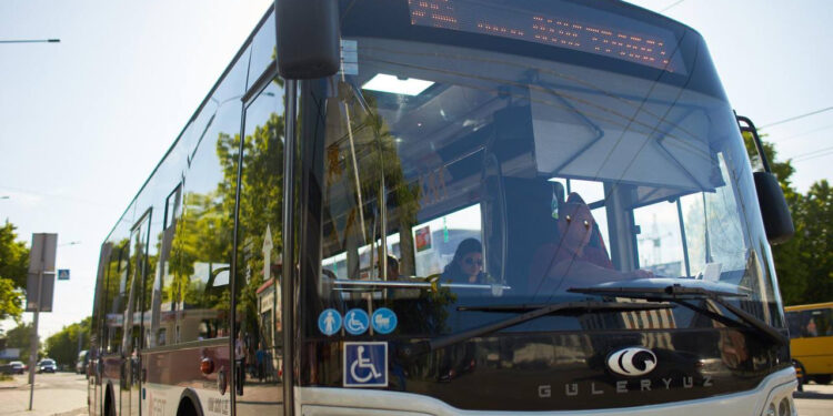 Понад 50 вакансій: в Івано-Франківську шукають водіїв комунального транспорту