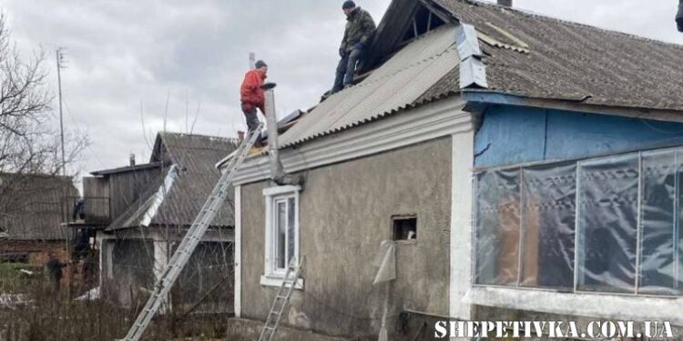 Пошкоджено дах гаражного приміщення, автокран та 7 житлових будинків: наслідки “шахедної” атаки —Хмельнитчина