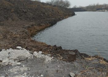 Річку Вільнянка в Запорізькому районі перегородили трубою та скидали туди металургійні відходи – на місце виїхали екоінспектори | Новости Запорожья