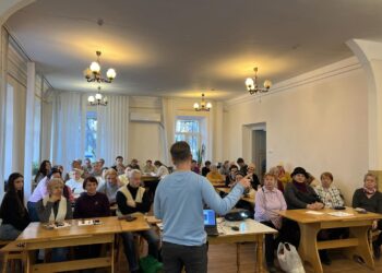 Рівненських пенсіонерів навчали користуватися додатком Helsi