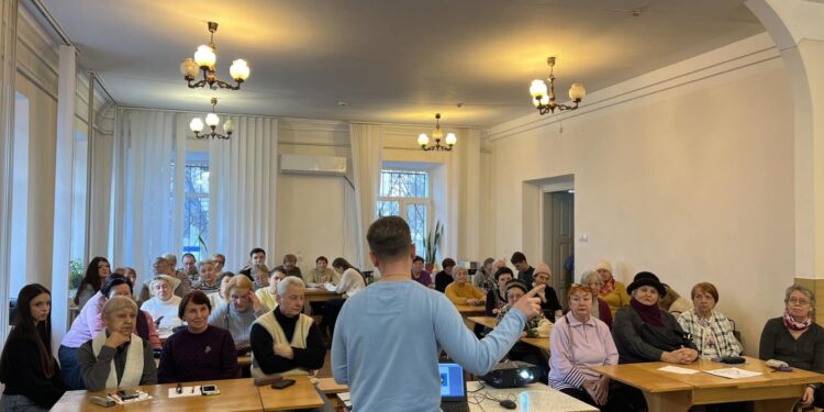Рівненських пенсіонерів навчали користуватися додатком Helsi