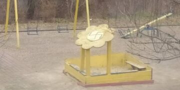 У Каневі невідомі намалювали на дитячому майданчику свастику