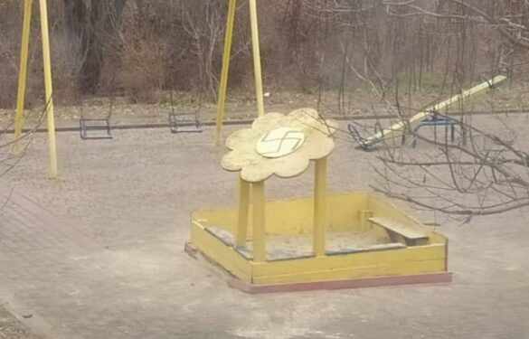 У Каневі невідомі намалювали на дитячому майданчику свастику