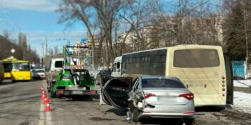 У Києві нетверезий водій врізався в автобус: постраждала жінка