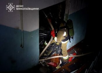 У Миколаєві вночі внаслідок падіння БпЛА та їх уламків виникла пожежа на об’єкті інфраструктури » Миколаївський Оглядач