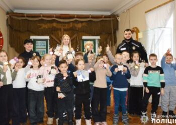 У Миколаївському музеї ювенальні поліцейські провели для першокласників урок з Правил безпеки дорожнього руху » Миколаївський Оглядач