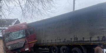 У Смілі водій вантажівки виїхав з дороги та в’їхав у паркан