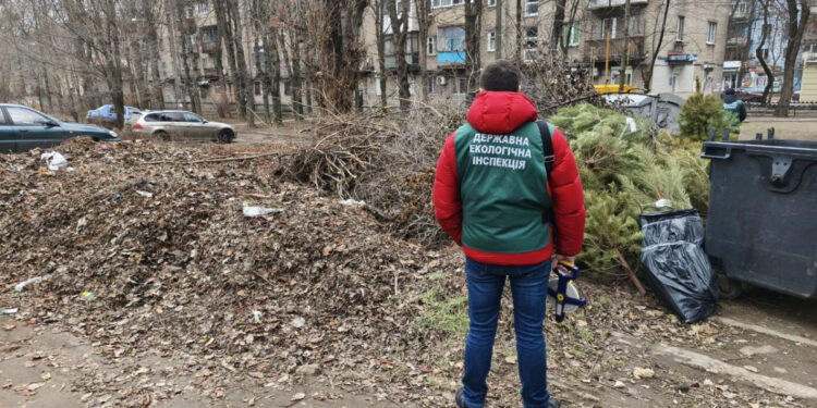 У Вознесенівському районі Запоріжжя біля перехрестя вулиць Патріотична та Паркова екоінспектори виявили звалище сміття | Новости Запорожья