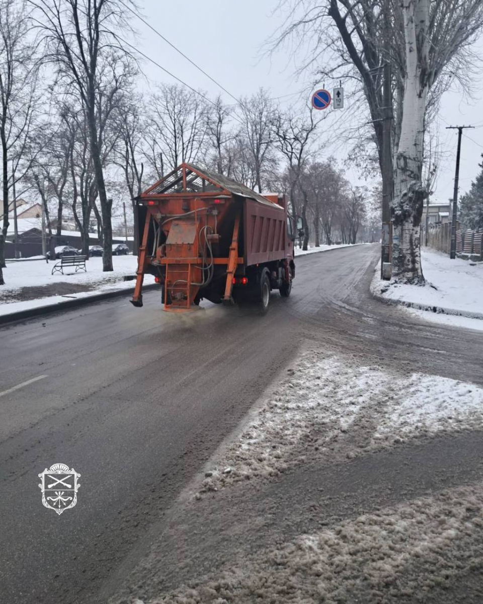 У Запоріжжі сніг додав чимало роботи комунальникам - як вони справляються з негодою (фото, відео)