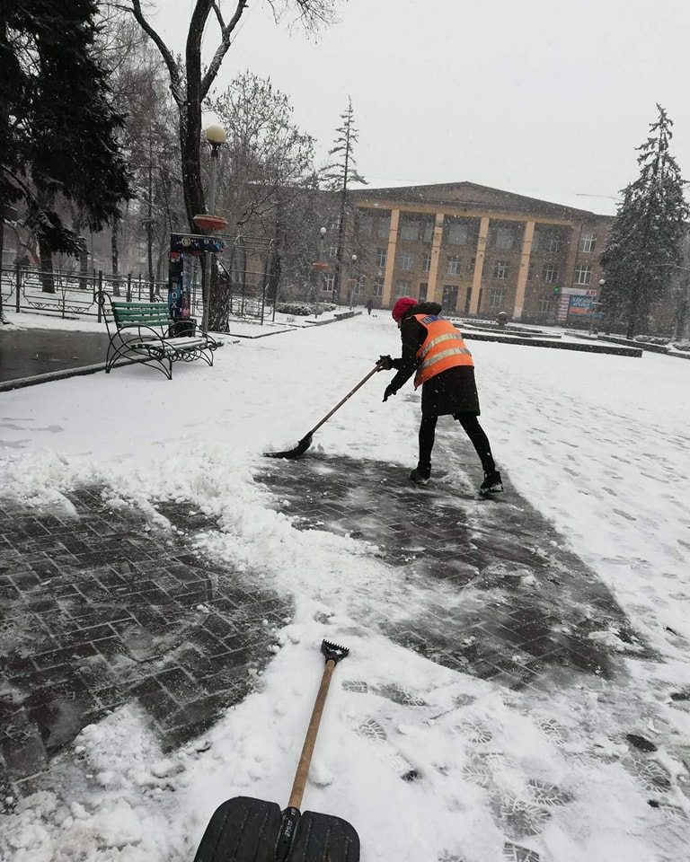 У Запоріжжі сніг додав чимало роботи комунальникам - як вони справляються з негодою (фото, відео)