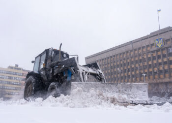 У Запоріжжі через значні опади весь день працюють комунальники та снігоприбиральна техніка | Новости Запорожья