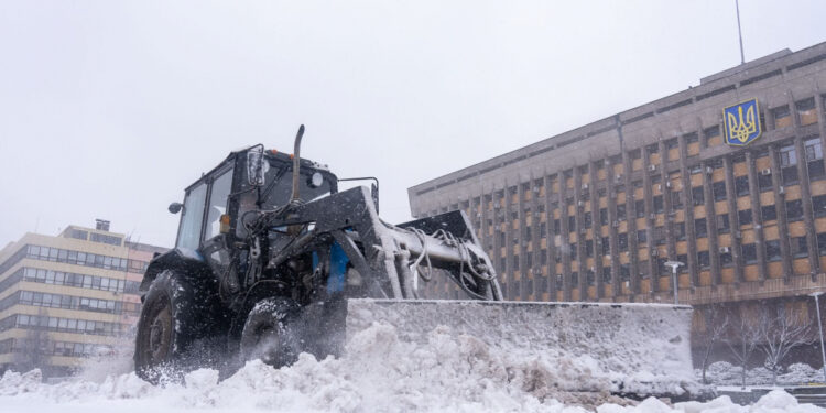 У Запоріжжі через значні опади весь день працюють комунальники та снігоприбиральна техніка | Новости Запорожья