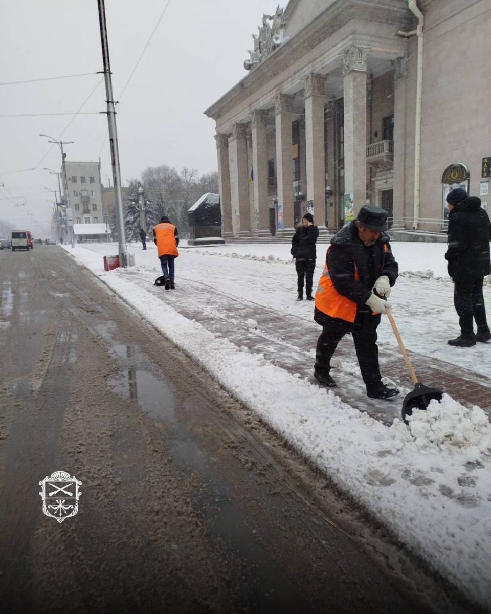 У Запоріжжі сніг додав чимало роботи комунальникам - як вони справляються з негодою (фото, відео)