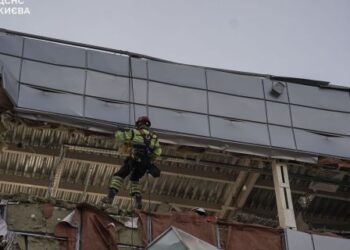 Удар по Києву: рятувальники розбирають будівельні конструкції в Оболонському районі