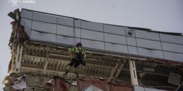 Удар по Києву: рятувальники розбирають будівельні конструкції в Оболонському районі