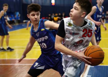 ВЮБЛ серед юнаків 2010 року: ЗОДЮСШ виграла домашній тур і очолила турнірну таблицю – Федерація баскетболу України