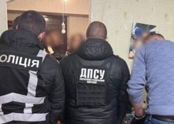 Жителька Львівщини за 1500 доларів допомагала чоловікам втекти за кордон