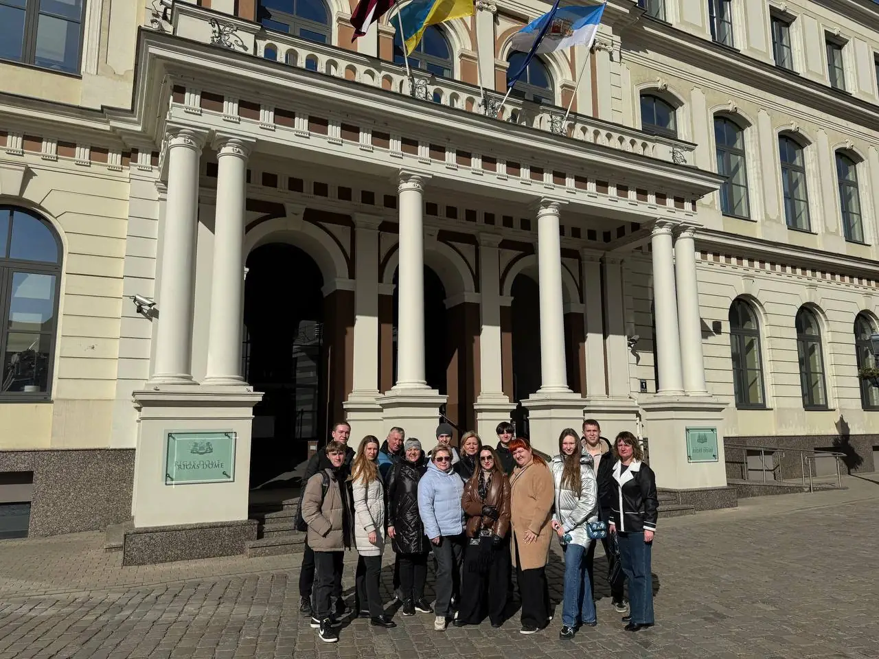 люди напроти будівлі