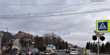 Двічі на рік: як на дорогах державного значення Івано-Франківщини покращують безпеку залізничних переїздів (ФОТО)