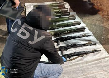 На Черкащині чоловік, який вже був судимий за поширення ворожої пропаганди, планував торгувати “трофейною” зброєю із фронтових районів