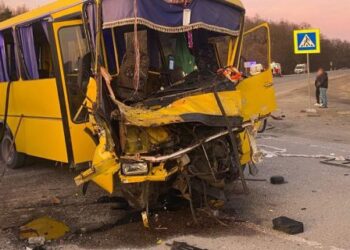 На Львівщині автобус зіткнувся з вантажівкою: є загиблий та понад десяток постраждалих