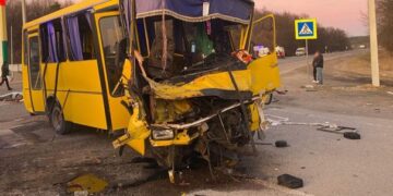 На Львівщині автобус зіткнувся з вантажівкою: є загиблий та понад десяток постраждалих