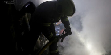 На пожежі в Житомирській області врятували чоловіка: винесли непритомного з квартири | Журнал Житомира