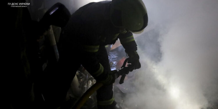 На пожежі в Житомирській області врятували чоловіка: винесли непритомного з квартири | Журнал Житомира