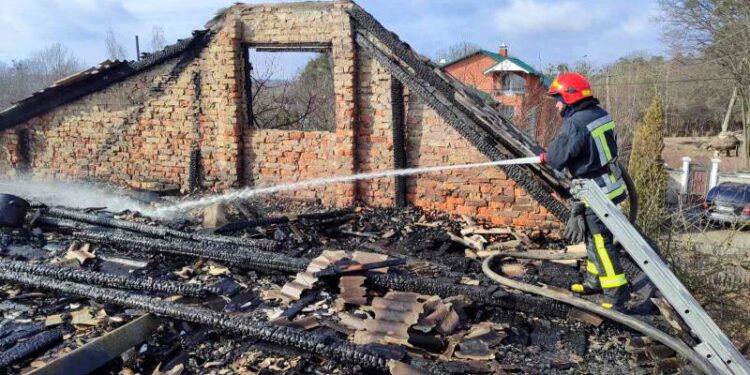 На Шепетівщині після пожежі вогнеборці виявили тіла двох жінок —Хмельнитчина