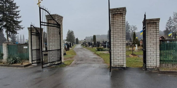 Наруга над могилами захисників на Житомирщині: 55-річному чоловікові загрожує до 8 років тюрми | Журнал Житомира