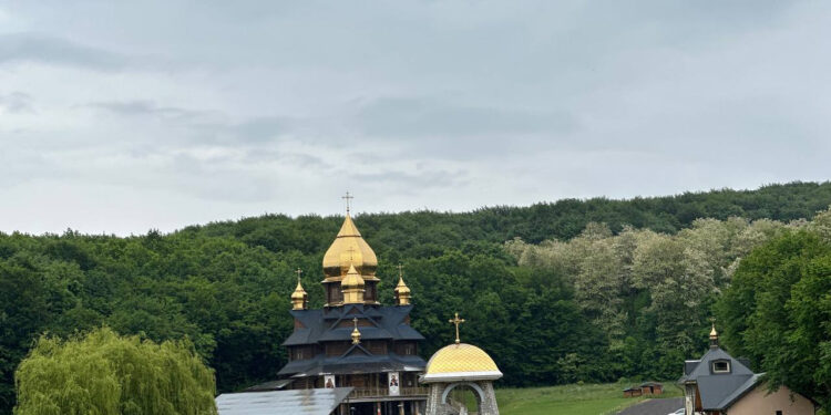 Паломників запрошують на нічні чування до Погінського монастиря Успіння Матері Божої, що на Івано-Франківщині
