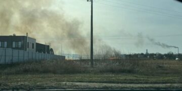 Пожежа сухостою на вʼїзді в Черкаси: на місці працюють рятувальники — Новини Черкащіни
