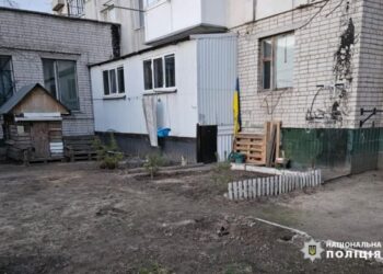 Правоохоронці встановили особу жінки, яка здійснила наругу над прапором у Смілі