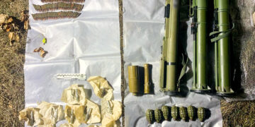 Радивилівські поліцейські встановлюють походження боєприпасів, які випадково знайшли у полі