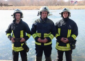 Рятувальники, які витягували чоловіка з-під криги на ставку, самі опинились у лікарні — Новости Черкасс