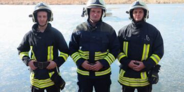 Рятувальники, які витягували чоловіка з-під криги на ставку, самі опинились у лікарні — Новости Черкасс