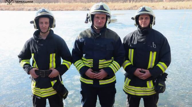 Рятувальники, які витягували чоловіка з-під криги на ставку, самі опинились у лікарні — Новости Черкасс