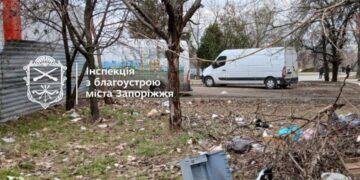 У Хортицькому районі Запоріжжя інспектори змусили прибрати сміття біля магазину – власник привів у порядок занедбану територію | Новости Запорожья