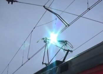 У Києві хлопець отримав удар струмом, залізши між вагонами електрички – RegioNews.ua