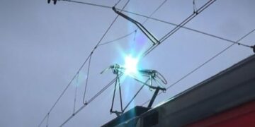 У Києві хлопець отримав удар струмом, залізши між вагонами електрички – RegioNews.ua