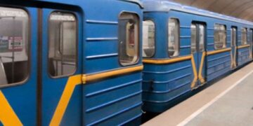 У Києві пасажир потрапив під поїзд метро: кілька станцій закриті на вхід