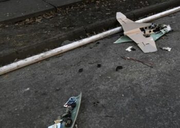 У Києві уламки російського дрона впали на територію школи