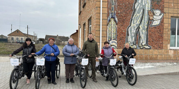У Комишуваській громаді соцпрацівникам видали електровелосипеди – як це полегшить роботу | Новости Запорожья