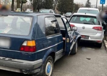 У Львові п’яний водій влетів у припарковане авто: при поліцейських він дістав пляшку та випив ще