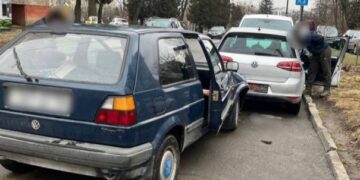 У Львові п’яний водій влетів у припарковане авто: при поліцейських він дістав пляшку та випив ще