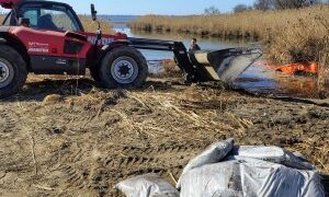 У Миколаєві триває очищення Південного Бугу після розливу олії внаслідок удару «Шахедів» 28 грудня » Миколаївський Оглядач