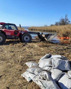 У Миколаєві триває очищення Південного Бугу після розливу олії внаслідок удару «Шахедів» 28 грудня » Миколаївський Оглядач