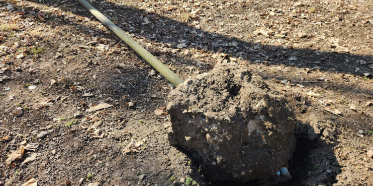 У міському парку Снятина невідомі розбили вуличні ліхтарі (ФОТО)