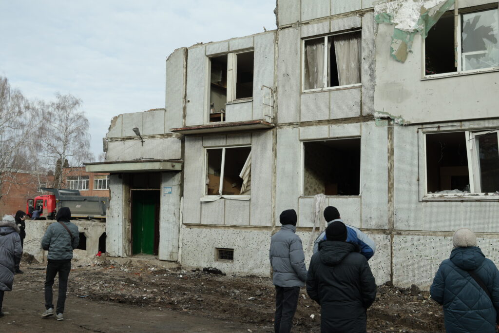 Полтавці біля власного будинку після обстрілу Фото ЗМІСТу. Підʼїзд